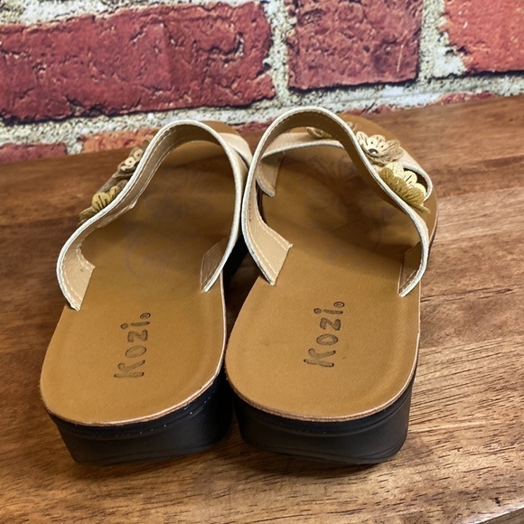 Kozi Slip On Slide Cream Floral Wedge Sandal Size 7 - Picture 8 of 10